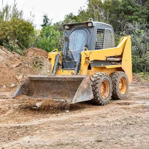 Chargeuse compacte à quatre roues motrices avec moteur durable pour les travaux routiers et les tâches de manutention de matériaux lourds - Product Image 1