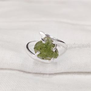 Joyería de piedra en bruto, anillo para mujer, peridoto piedra preciosa de Natural en bruto, piedra natal de agosto, anillo de Punta cruzada, anillo de boda de Plata de Ley 925 - Product Image 1