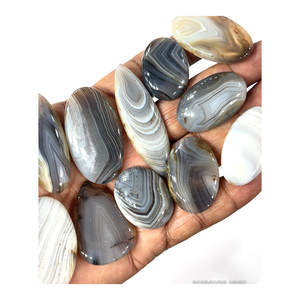 Agate de Botswana blanche naturelle, pierre précieuse en vrac, cabochon, forme et taille mélangées, environ 20-40 mm. - Product Image 1