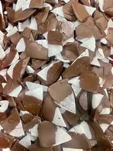 Dégustez l'harmonie des fruits secs d'ananas avec du chocolat noir et de la mangue enrobée de vanille et de mélanges de chocolat blanc. - Product Image 2