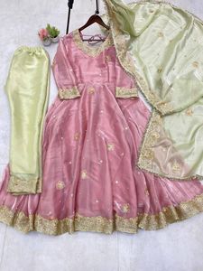 Ensemble haut et pantalon évasé brodé élégant avec tenue ethnique élégante de Dupatta, parfait pour les mariages, les fêtes et les événements festifs - Product Image 4