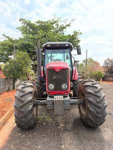 Tracteur agricole Massey Ferguson 7140 rouge 4x4 d'occasion, abordable et performant, 140 CV, moteur haute productivité, composant essentiel - Product Image 4