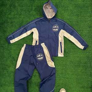 Venta al por mayor nuevo chándal personalizado de nailon chándal con cremallera traje cortavientos chaqueta con cremallera conjunto con capucha 100% conjunto corto de nailon - Product Image 3