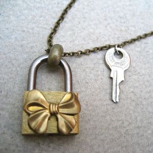 Atractiva cerradura de hierro y llave para almacenamiento seguro de baúles armarios de madera y decoración rústica - Product Image 2