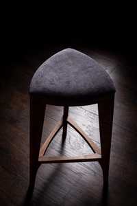 Taburete de Bar de madera moderno con asiento acolchado suave y diseño de pata triangular resistente, perfecto para encimera de cocina, comedor - Product Image 6