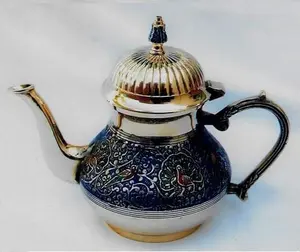 印度不同寻常品质的黄铜水壶放在家居装饰支架上，供应茶咖啡餐具黄金