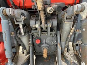 Tractor Kubota M6060HD 2013: Potencia 4x4 Duradera para una Agricultura Eficiente - Product Image 6