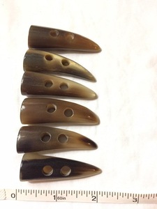 กระดุมห่วง 2 รู ทนทาน จำหน่ายจำนวนมากสำหรับผู้ผลิตเสื้อผ้า - Product Image 3