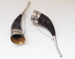 Cuerno para beber antiguo Cuerno de ganado natural pulido con soporte de madera Seguro para alimentos a prueba de fugas para la decoración del Club del partido al precio más bajo - Product Image 4