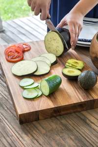 Tabla de cortar de grano largo, madera de acacia mediana con bandejas de madera de charcutería con ranura de jugo profundo - Product Image 6