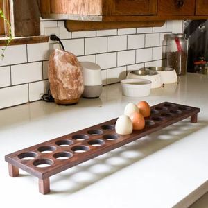 Estante de madera duradero para huevos con base antideslizante diseñado para evitar el movimiento y mantener los huevos seguros en las encimeras - Product Image 1