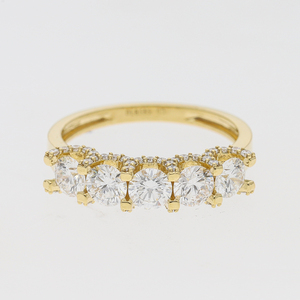 Bague pour femme en or jaune 14 carats plaqué rhodium, cinq diamants taille brillant, pavé d'accentuation, diamants naturels, style classique - Product Image 1