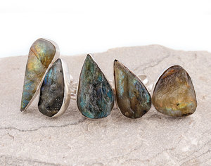 Anillos de Plata de Ley 925 hechos a mano, joyería de cristal de labradorita cruda, regalos al por mayor para hombres y mujeres para bodas - Product Image 3