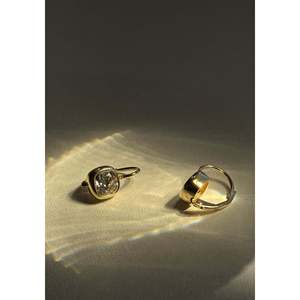 Boucles d'oreilles Harper en or jaune 2 carats avec diamants taille coussin, design pendantes - Product Image 4