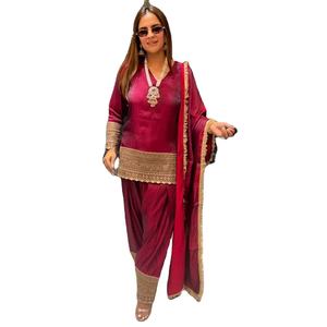 Compre un llamativo conjunto de 3 piezas de salwar kameez de seda pura, completamente cosido y listo para usar, con dupatta, a precio de mayoreo. - Product Image 1