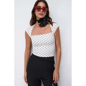 Blusa Corta Informal con Estampado de Lunares y Logotipo Frontal - Product Image 1