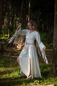 กระโปรงแมกซี่สีงาช้างดีไซน์เป็นเส้นยาวระบายอากาศได้ดีมีสองช่องเพื่อให้ดูน่าสนใจ - Product Image 4