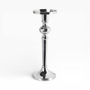 Paire de bougeoirs en métal finition argent martelé avec base large pour un style intérieur élégant - Product Image 4