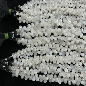 ลูกปัดมูนสโตนธรรมชาติทรงอิสระ หินหลวมเคลือบเงาสีขาวและน้ำเงิน ผ่านการขัดเงา/เคลือบน้ำมัน ได้รับการรับรองจากผู้ตรวจสอบบุคคลที่สาม - Product Image 1