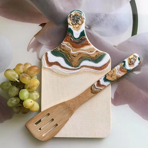 Planche à découper en résine et en bois avec design pratique à usages multiples, idéale pour servir les aliments, les hacher et les repas. - Product Image 1