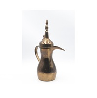 Cafetière à corps rond en laiton avec couvercle haut et poignée incurvée idéale pour les expositions d'art, les cafés du Moyen-Orient et la décoration intérieure