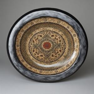 Plato de Presentación de Hierro Blanco Antiguo con Acabado Mate en Color Marfil y Tonos Suaves de Oro, Diseño Art Deco Ligero para un Estilo Vintage Real - Product Image 2