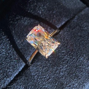 Anillo de compromiso y promesa vintage de moissanita con corte cojín, chapado en oro sobre plata, engaste de puntas, piedra rectangular, anillo de viaje - Product Image 1