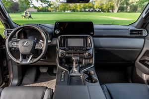 Lexus LX 600 2023 Gasolina, Bajo Kilometraje - Product Image 4