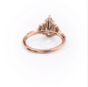 Bague de fiançailles solitaire Lab Grown en or rose 14K avec diamants poire - Product Image 2