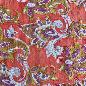 Tela de Algodón Estampada a Mano con Diseño Floral Paisley en Base Naranja y Púrpura Oliva |   Textil Étnico Indio - Product Image 4