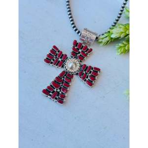 Pendentif porte-bonheur Navajo fait main en argent sterling avec corail méditerranéen et turquoise taille princesse, symbole chrétien et chiffre - Product Image 3