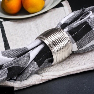 Nouveau rond de serviette de conception de finition argentée meilleur pour la vaisselle vaisselle porte-serviettes en métal solide Design Royal décor d'intérieur - Product Image 6