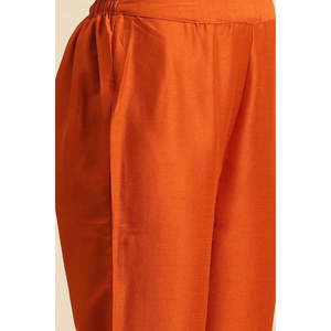 Conjunto de Kurta de Seda con Bordado Naranja para Mujer, Silueta Ajustada - Product Image 4