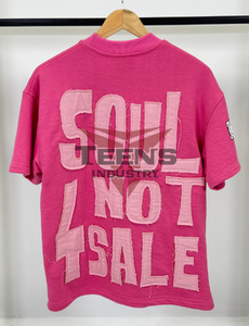 Camiseta de calle Rosa en negrita con diseño de parche grande 'CLOUT' Declaración de moda con detalles de corazón y manga gráfica - Product Image 5