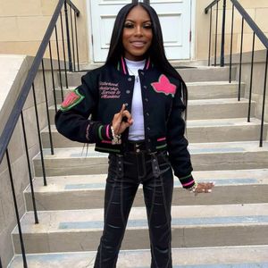 เสื้อแจ็กเก็ตเลตเตอร์แมนทรงครอปสีดำเสื้อผ้าสโมสรเสื้อบอมเบอร์จำนวนมากผ้าคอตตอนผสม - Product Image 5