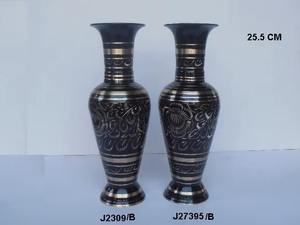 Vase en laiton noir de style traditionnel Accent décoratif vintage parfait pour les intérieurs de maison modernes et classiques - Product Image 2