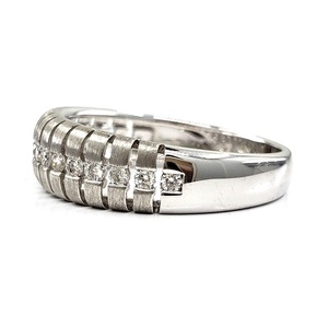 Bijoux sur mesure avec logo personnalisé Bague petite bande ronde en or blanc massif 18 carats avec diamant naturel de meilleure qualité pour femme - Product Image 2