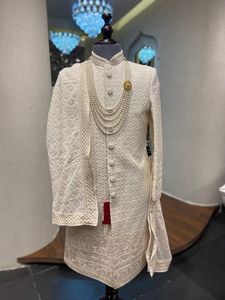 2024 último novio elegante Sherwani con bordado a mano Dabka trabajo cuentas de cristal pantalones y zapatos combinados de talla grande disponibles - Product Image 2