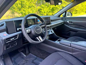 Sonaata SEL FWD Turbo Sedán 2024 con Neumáticos R18, Asientos de Cuero, Cámara Trasera, Caja de Cambios Manual/Automática - Product Image 2