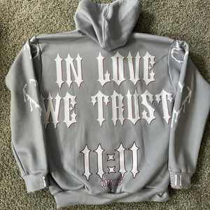 เสื้อครอปมีฮู้ดกระเป๋าข้างดีไซน์ตามสั่งปักลายดอกไม้มีฮู้ดแบบสั้นสำหรับผู้ชายสีซีดแดด - Product Image 2