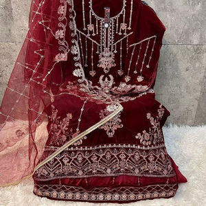 Ensemble de costume élégant en velours lourd avec pantalon en Santoon et dupatta en Georgette, semi-cousu et disponible jusqu'à la taille 46 - Product Image 1