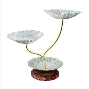 แท่นวางเค้ก3ชั้นพร้อมฐานเรซินสำหรับบ้านโรงแรมร้านอาหารและอุปกรณ์รับประทานอาหารแท่นวางเค้กสีเงินทองเหลืองและเรซิ่น - Product Image 3