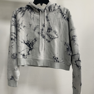 Jersey de mujer de alta calidad Sudadera con capucha de manga larga Logotipo personalizado Color sólido Estilo casual Top para invierno con posición de logotipo frontal - Product Image 3