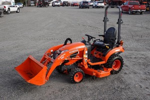 Tractor Kubota con Cargador Frontal Naranja 4x4 para Jardín Multifuncional - Product Image 5