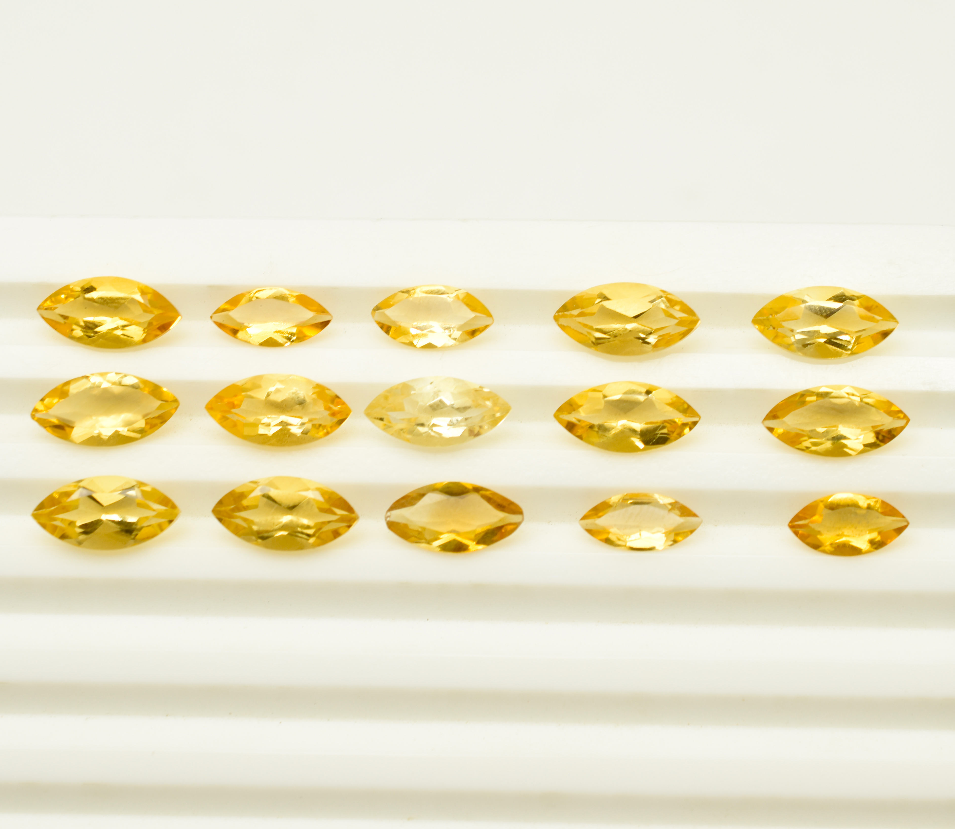 สีเหลือง