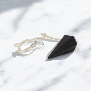 Péndulo de piedras preciosas de turmalina negra pulida de la mejor calidad para Reiki Healing Chakra Energy Stress Relief disponible a precio de exportación - Product Image 2