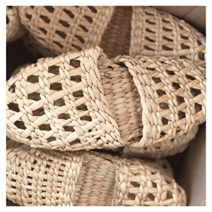 Pantoufles en jacinthe d'eau, tissées en jacinthe d'eau avec doublure textile pour le service en chambre des villas de villégiature, origine Vietnam - Product Image 1