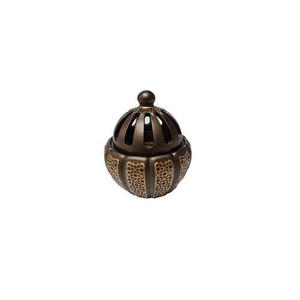 Quemador de incienso de latón de inspiración árabe con base elevada y tapa tallada diseñada para rituales de bakhoor y diseño elegante - Product Image 4