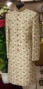 BEAUTIFUL--HEAVY JAAL BRODERIE SUR ROOM SHERWANI ET PANTALON AVEC PERLES DE VERRE EN CRISTAL, DABKA TRAVAIL POUR MARIAGE = 2024 - Product Image 2