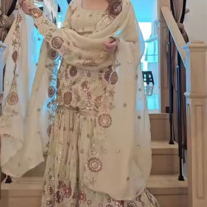 Lanzamiento del nuevo diseñador Party Wear Look Top Sharara Plazzo y Dupatta Detalle Top Fabric Heavy chinnon Material de seda - Product Image 1